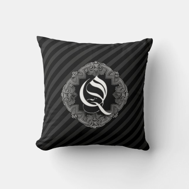 Elegant Goth Initial Q Throw Kissen (Vorderseite)