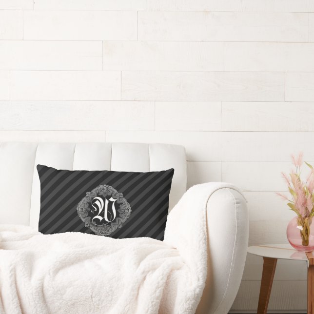 Elegant Goth Initial W Lendenkissen (Liege)