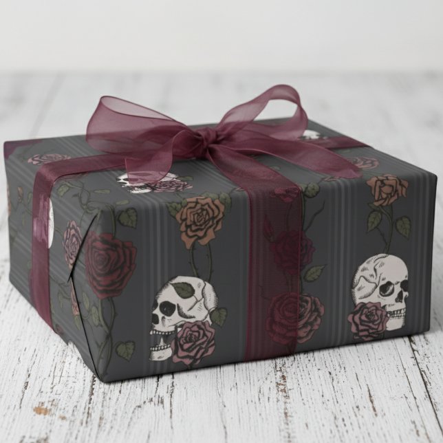 Elegant Gothic Skull & Rose Stripes Geschenkpapier (Dark Gothic Wrapping Paper for Hallowedding or Goth Birthday. Elegant Skull Roses Stripes Pattern)