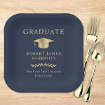 Elegant Grad Cap Blue Gold Graduation Party Pappteller<br><div class="desc">Elegante dunkelblaue Graduiertenparty-Teller mit goldener Graduiertenkappe,  Graduate und dem Namen,  der Schule und dem Klassenjahr des Absolventen in klassischer Serif-Typografie.</div>