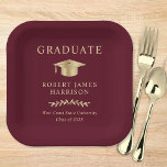 Elegant Grad Cap Burgundy Gold Graduation Party Pappteller<br><div class="desc">Elegante bordeauxrote Abschlussfeier mit einem goldenen Graduate-Cap,  "Graduate" und dem Namen,  Schule und Klassenjahr des Absolventen in klassischer Serif-Typografie.</div>