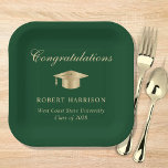 Elegant Grad Cap Green Gold Graduation Party Pappteller<br><div class="desc">Elegante grüne Graduiertenparty Teller mit goldener Gradmütze,  "Gratulationen" in einem klassischen Drehbuch und den Namen,  Schule und Klasse des Absolventen in der modernen Typografie.</div>