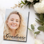 Elegant Graduate Foto 2025 Schwarzes Blüh Script Postkarte<br><div class="desc">Absolvent in elegantem schwarzen blüh-Skript über Ihrem Senior-Portrait-Foto geschrieben macht eine schöne,  minimalistische Abschluss Ankündigung Postcard. Passen Sie mit Ihrem Namen und High School,  Uni oder Uni-Klasse von 2025 unter der chic kursiven Typografie an und fügen Sie Ihre persönlichen Daten auf der Rückseite dieser klassischen Text-Overlay Postkarten Graduate.</div>