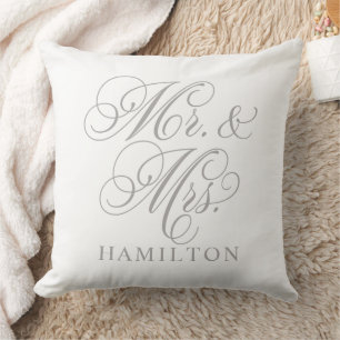 Elegant Gray Mr. und Mrs. Script Custom Monogram Kissen
