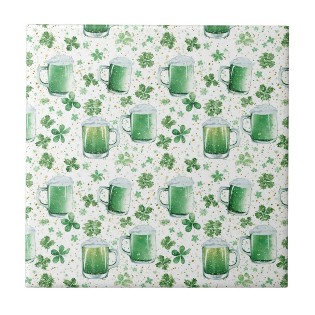 Elegant Green Beer Mugs and Shamrocks White Fliese (Vorderseite)