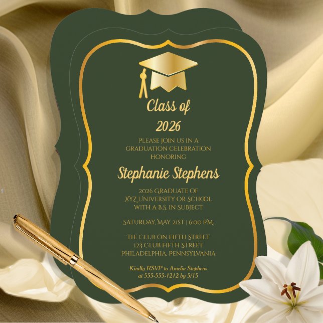 Elegant Green | Gold Cap Graduation Party Einladung (Classy Elegant Green and Gold Tone Graduation Cap Grad Party Invitation)