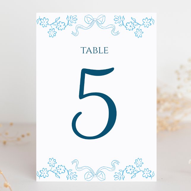 Elegant handGezeichnet Blumen & Bow Blue Wedding Tischnummer (Add a charming touch to your wedding with these floral and bow table number cards in soft blue.)