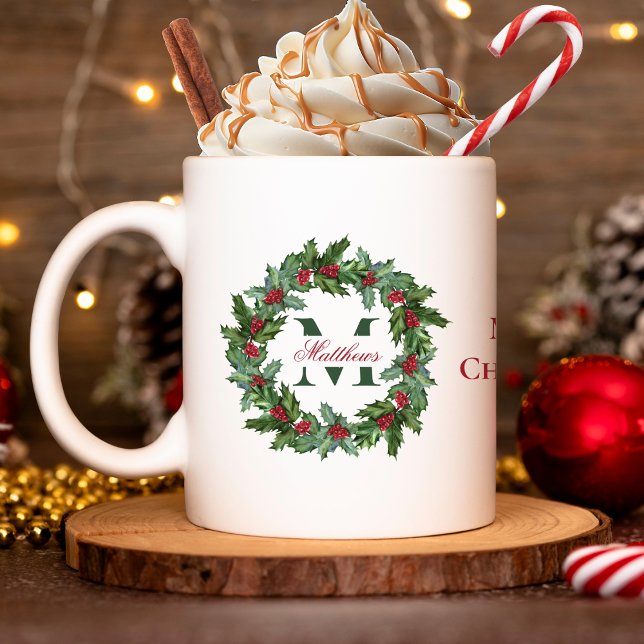 Elegant Holly und Berries Wreath Frohe Weihnachten Kaffeetasse (Elegant Holly and Berries Wreath Monogrammed "Merry Christmas" Coffee | Hot Cocoa Mug)