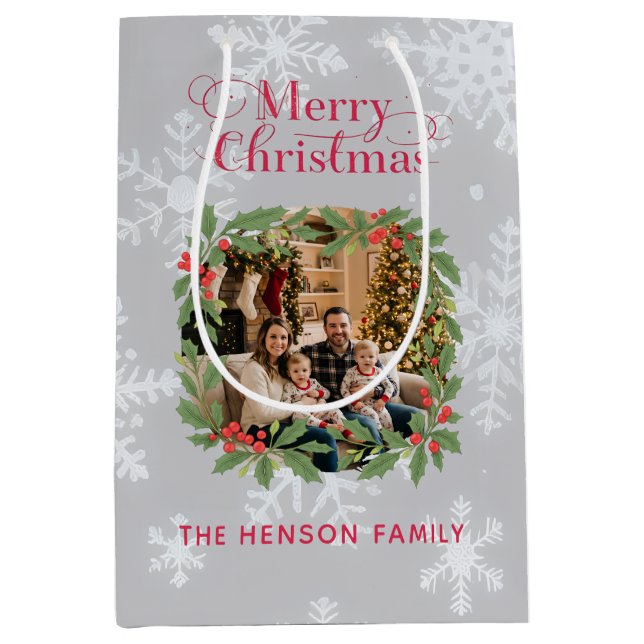 Elegant Holly Wreath Merry Christmas Photo Mittlere Geschenktüte (Vorderseite)