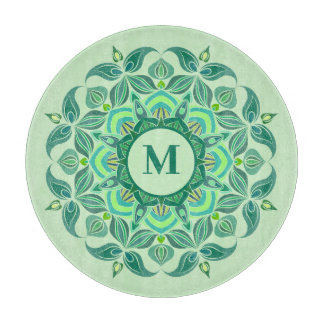 Elegant Hues of Green Mandala Blühe Monogram Schneidebrett