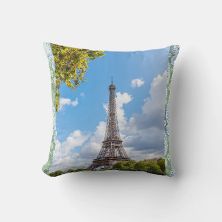 "Elegant in Eisen: Der Eiffelturm" Kissen