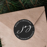 Elegant Joy Christmas | Holiday Black Runder Aufkleber<br><div class="desc">Dieser stilvolle Aufkleber verfügt über ein elegantes Freudenskript mit eigenem Text auf schwarzem Hintergrund (veränderbare Hintergrundfarbe). Für eine erweiterte Anpassung dieses Designs klicken Sie bitte auf den Link "Weitere Anpassung".</div>