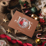 Elegant JOY Christmas Wreath Verlasse Berries Foto Feiertagskarte<br><div class="desc">Schicken Sie Ihre Feriengrußkarten stilvoll mit dieser einfachen und süßen Weihnachtskarte. Mit festlichen Beeren und einem grünen Kranz mit eleganten Schriften. Zimmer für eines Ihrer Lieblings-Fotos und eine individuelle Nachricht auf der Rückseite. Fügen Sie diesem Design Ihre benutzerdefinierte Formulierung hinzu, indem Sie die Felder "Diese Designvorlage bearbeiten" auf der rechten...</div>