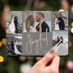 Elegant JOYFUL Multi Foto Charcoal Graue Weihnacht Feiertagskarte<br><div class="desc">Die Weihnachtskarten mit mehreren Fotos sind mit Ihren Namen und dem Wort "Joyful" in schicker Schrift auf kohlegrauem Hintergrund versehen. Laden Sie einfach Ihre Lieblings-Fotos hoch und fügen Sie Ihre Personalisierung auf der Rückseite hinzu. Wählen Sie High Definition für beste Foto-Qualität. Der Live Design Service hilft Ihnen bei der Gestaltung...</div>