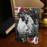 Elegant Just Married Magenta Green Floral Wedding Fotoblock<br><div class="desc">Dieser wunderschöne Foto-Block hat wunderschöne blumengeschmückte Arrangements in den oberen und unteren rechten Ecken, die die anpassbare einfach verheiratete Nachricht, frisch vermählte Namen und Datum der Veranstaltung. Die englische Kalligraphie und die einfachen Serif-Schriftart verleihen ihr die letzte Touch der Eleganz. Sie müssen nur Ihr Foto hochladen und Ihre Hochzeitsdetails aktualisieren....</div>