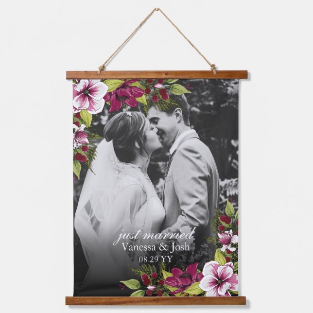 Elegant Just Married Magenta Green Floral Wedding Wandteppich Mit Holzrahmen (Vorderseite)