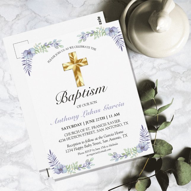 Elegant Lavender Gold Cross Baby Taufe Postkarte (PRETTY PURPLE FLORAL GOLD CROSS BAPTISM INVITATION POSTCARD)