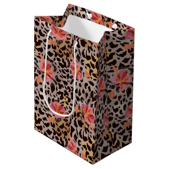 Elegant Leopard Floral Mittlere Geschenktüte (Vorderseite Schrägansicht)