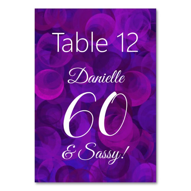 Elegant Lila 60 und Sassy Birthday Party Name Tischnummer (Vorderseite)