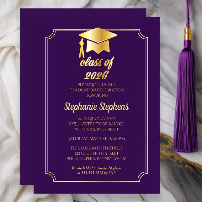 Elegant Lila | Gold Cap Uni-Abschluss Party Einladung (Class of 2026 Elegant Purple Gold College Graduation Party)
