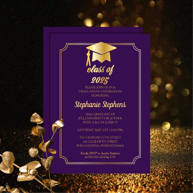 Elegant Lila | Gold Cap Uni-Abschluss Party Einladung (Elegant Purple and Gold Tone Graduation Cap "Class of 2025" College Graduation Party Invitation)