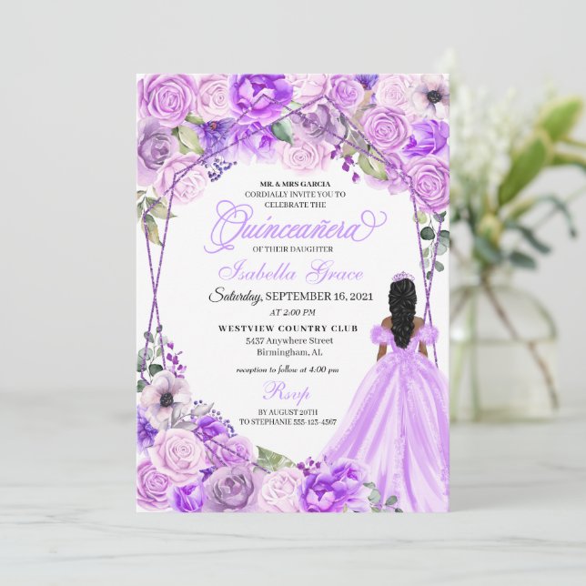 Elegant Lilac Lila Floral Quinceanera Einladung (Stehend Vorderseite)