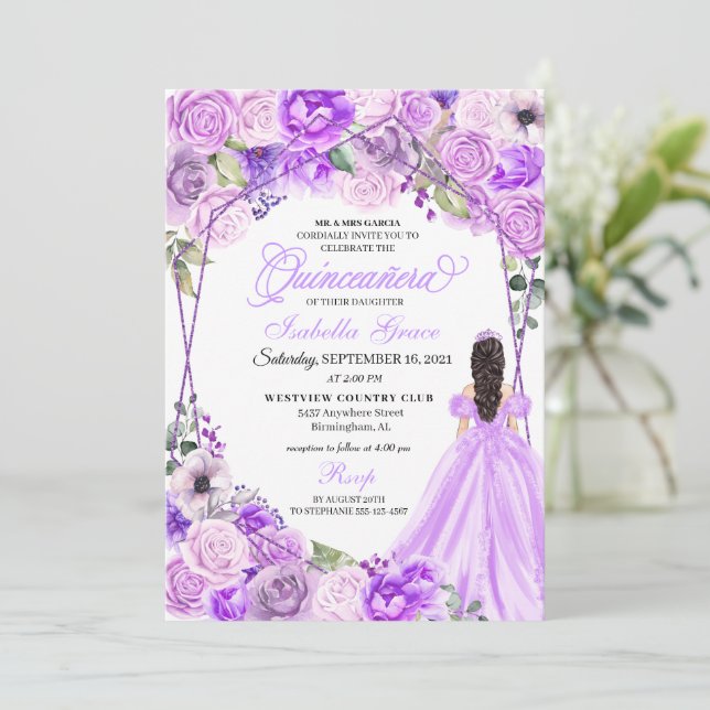 Elegant Lilac Lila Floral Quinceanera Einladung (Stehend Vorderseite)