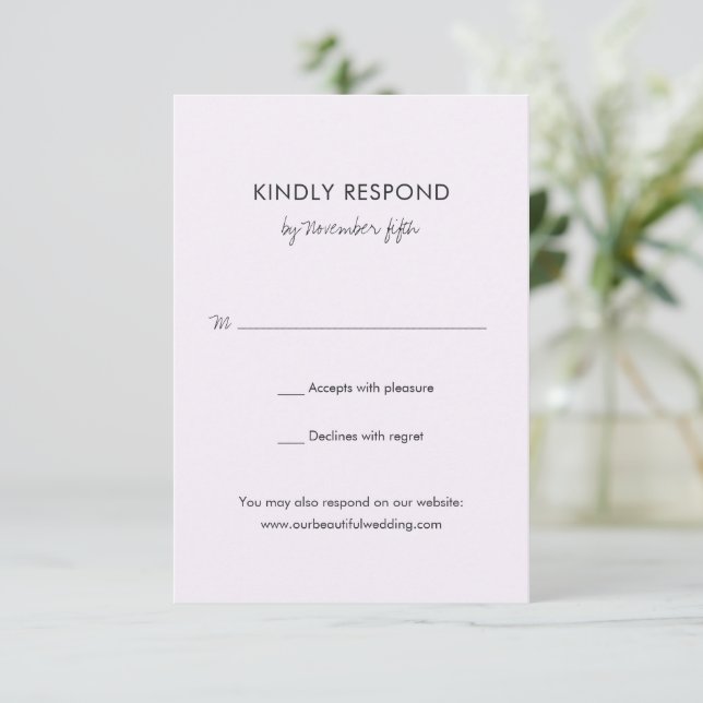 Elegant Lilac Moderne Hochzeit RSVP Karte (Stehend Vorderseite)