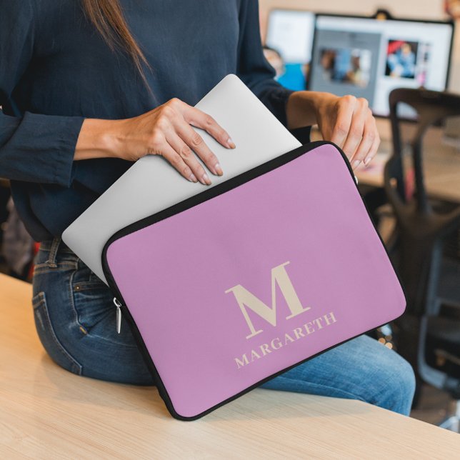 Elegant Lilac Monogram Laptop Sleeve (Von Creator hochgeladen)