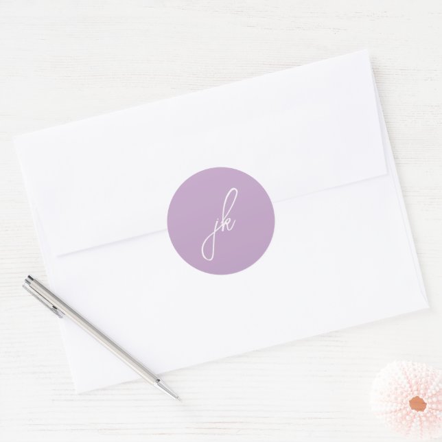 Elegant Lilac Script Monogram Wedding Runder Aufkleber (Umschlag)