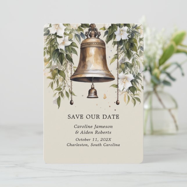 Elegant Lily Floral Wedding Save the Dates Einladung (Stehend Vorderseite)