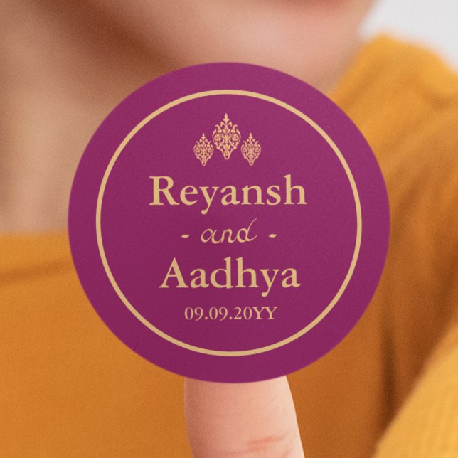 Elegant Magenta Gold Couple Names Indian Wedding Runder Aufkleber (Elegant Magenta Gold Couple Names Indian Wedding Classic Round Sticker
)