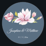 Elegant Magnolia Floral Wedding Stickers<br><div class="desc">Diese Hochzeitsaufkleber verfügen über magnolische Blume. Sie können diese Aufkleber mit Ihren Namen und Ihrem Hochzeitstermin personalisieren. Klicken Sie auf die Schaltfläche "Anpassen", um weitere Optionen zu erhalten, wenn Sie die Textgröße ändern oder einen zusätzlichen Text hinzufügen möchten. Diese Aufkleber eignen sich ideal für die Verwendung als Umschlag Aufkleber-Aufkleber oder...</div>