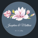 Elegant Magnolia Floral Wedding Stickers<br><div class="desc">Diese Hochzeitsaufkleber verfügen über magnolische Blume. Sie können diese Aufkleber mit Ihren Namen und Ihrem Hochzeitstermin personalisieren. Klicken Sie auf die Schaltfläche "Anpassen", um weitere Optionen zu erhalten, wenn Sie die Textgröße ändern oder einen zusätzlichen Text hinzufügen möchten. Diese Aufkleber eignen sich ideal für die Verwendung als Umschlag Aufkleber-Aufkleber oder...</div>