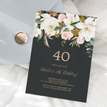Elegant Magnolia | Schwarz und Weiß 40. Geburtstag Einladung<br><div class="desc">Dieses elegante magnolische Schwarz-Weiß-Angebot aus dem 40. Jahrhundert eignet sich perfekt für ein modernes, stilvolles Ereignis. Das weiche Blumendesign besticht durch die blau-farbenen Rosa-Bäckereien, die atemberaubenden magnolischen Blume und die Baumwolle mit goldenen und grünen Blätter in einem luxuriösen Ambiente. Personalisieren Sie die Rückseite der Karte mit dem Namen des Ehrengast...</div>