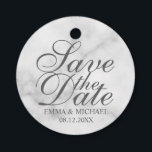 Elegant Marble Wedding Save the Date Geschenkanhänger<br><div class="desc">Elegantes Design mit dem Titel "Save the Date" in grauem,  elegantem Script-Schriftart mit Namen und Hochzeitsdatum in grauem Serif-Schriftart-Stil auf weißem Marmorboden.</div>