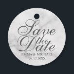 Elegant Marble Wedding Save the Date Geschenkanhänger<br><div class="desc">Elegantes Design mit dem Titel "Save the Date" in grauem,  elegantem Script-Schriftart mit Namen und Hochzeitsdatum in grauem Serif-Schriftart-Stil auf weißem Marmorboden.</div>