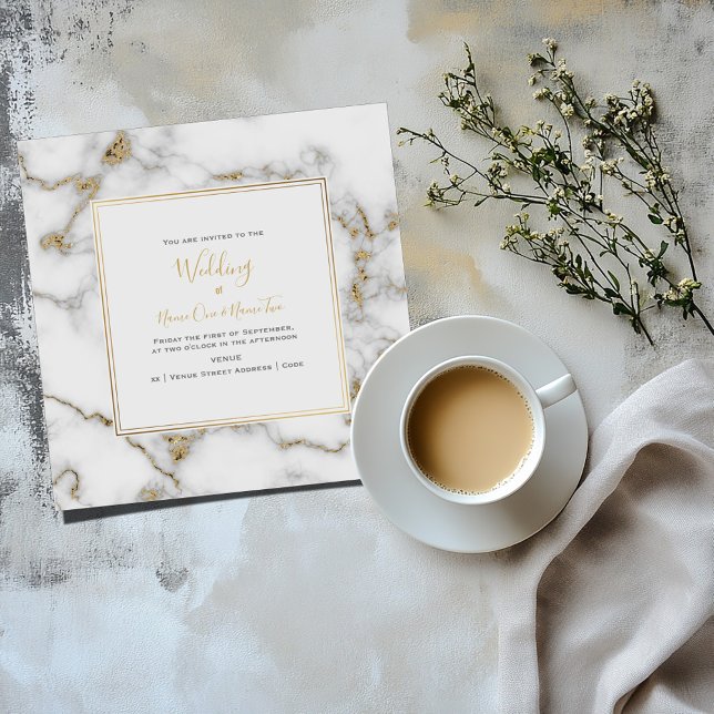 Elegant, Marmor und Gold, Einladung zur Hochzeit (Square gold white and grey marble effect wedding invitation card with modern gold frame)