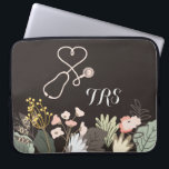 Elegant Medical Doctor or Nurse Floral Monogram Laptopschutzhülle<br><div class="desc">Lovely bouquet of flowers accented by a stethoscope shaped like a heart. Nurses,  Doctors and medical professionals will love this computer sleeve. Monogram with initials or title. Stylish and elegant is perfect for those working in the medical and healthcare industry.</div>