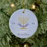 Elegant Menorah Happy Hanukkah Jahr Chrismukkah Keramik Ornament<br><div class="desc">Dekorieren Sie Ihren Weihnachtsbaum mit diesem coolen Hanukkah-Schmuck! Ändern Sie den Text einfach,  indem Sie auf die Option "Personalisieren Sie diese Vorlage" klicken.</div>