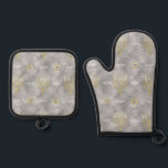 Elegant Menorahs Oven Mitt & Pot Holder Set<br><div class="desc">Ofen Mitt und Pot Holder Set, Elegant Menorahs. Alle Designelemente können bearbeitet und/oder auf andere Zazzle-Produkte übertragen werden. Editierbarer Text kann gelöscht und durch eigene Wörter ersetzt werden, wobei Stil, Farbe und Stil des Schriftartes verwendet werden. Kaufen Sie getrennt oder als Set. Macht ein tolles Hostess-Geschenk! Danke, dass ihr angehalten...</div>