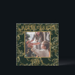 Elegant Merry & Bright Foto Green Vintag Feiertagskarte<br><div class="desc">Elegantes Vintages Grün mit goldbraunen Mustern Merry & Bright Typografie. Ein wunderschönes Brocade gestresstes Design mit Ihrem Lieblings-Foto in der Mitte. Personalisieren Sie Ihre Nachricht und Ihren Namen auf der Rückseite. Die perfekte Urlaubskarte.</div>