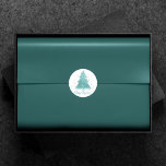 Elegant Merry Christmas | Luxe Aqua Mint Custom Runder Aufkleber<br><div class="desc">Das ist die Jahreszeit zum Unterhalten! Luxuriöse tiffany türkis aqua blau und elegante Minzgrün Palette abstrakten Baum und handgeschriebene "Merry Christmas" Drehbuch Feier, Hosting und gifting Accessoires Sammlung. Dieses lustige festliche Design verfügt über einen funkelnd whimsikalen Weihnachtsbaum mit einem frisch lackierten Spritzer, der mit Imitaten aus metallischem Glitzer und der...</div>
