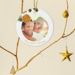 Elegant Merry Lemon Christmas Citrus Modernes Foto Keramik Ornament<br><div class="desc">Moderne einfache Elegant Gold Citrus Weihnachten Frische Lemon Orange Foto Baum-Ornament. Schöne grüne Äste mit getrocknetem Zitronenorange-Ornament in einem Weihnachts-Zypressenzweig hängen. Sie können diese neue Karte mit Ihrem eigenen Text und Foto anpassen.</div>