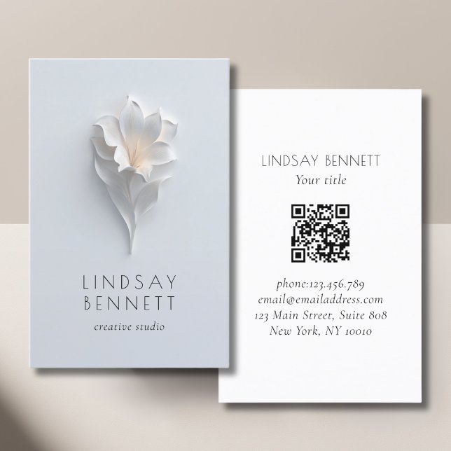 Elegant Minimalist Floral White Blue QR Code Visitenkarte (Elegant Minimalist Floral White Blue QR Code Business Card)