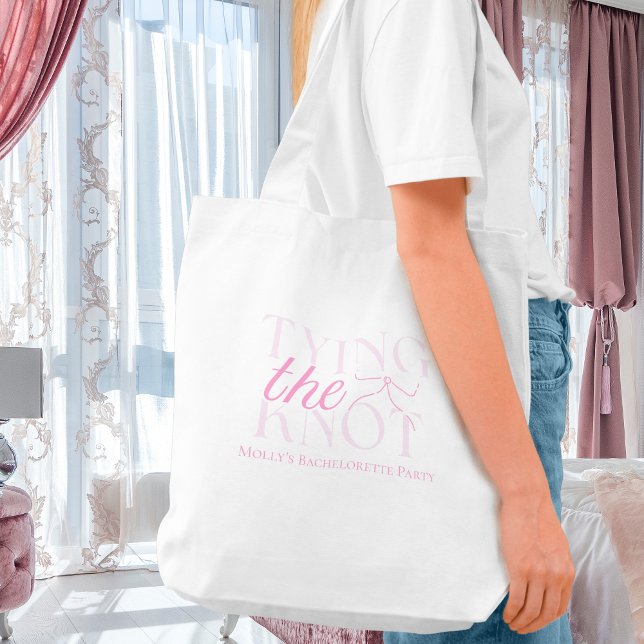 Elegant Minimalistisch zäumt sie die Knotenbruderb Tragetasche (Tying the Knot tote bag with modern font – perfect for bridesmaid proposals or bridal celebrations!)