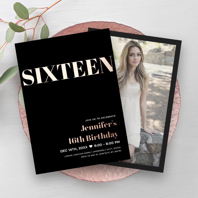 ELEGANT Modern Black Sweet 16 Typografie Folieneinladung (ELEGANT Modern Black Sweet 16 Typography Foil Invitation)