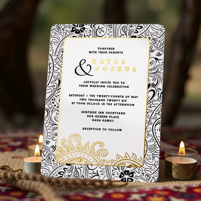 Elegant Modern Boho Schwarz-weiß Paisley Whimsical Folieneinladung (Black and white paisley wedding invitation with boho india ornate pattern and gold foil accents)