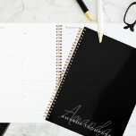 Elegant modern Personalisiert mit Name Monogram Planer<br><div class="desc">Erhöhen Sie Ihre Planung und Organisation mit unserem Blackout Sleek Elegant Modern Personalisiert mit Name Monogram Planer. Dieser sorgfältig gestaltete Planer verbindet zeitgenössische Ästhetik nahtlos mit einer personalisierten Touch und ist somit ein ausgeklügeltes und praktisches Tool, um über Ihren Zeitplan und Ihre Aufgaben bleibe. Dieser Planer, der Ihren Namen und...</div>