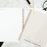Elegant modern Personalisiert mit Name Monogram Planer<br><div class="desc">Erhöhen Sie Ihre Planung und Organisation mit unserem cremefarbenen eleganten, modernen Personalisiert mit Name Monogram Planer. Dieser sorgfältig gestaltete Planer verbindet die moderne Ästhetik nahtlos mit einer personalisierten Touch und ist somit ein ausgeklügeltes und praktisches Tool, um nach Ihrem Zeitplan und Ihren Aufgaben bleibe. Mit dem Namen und dem Monogramm...</div>